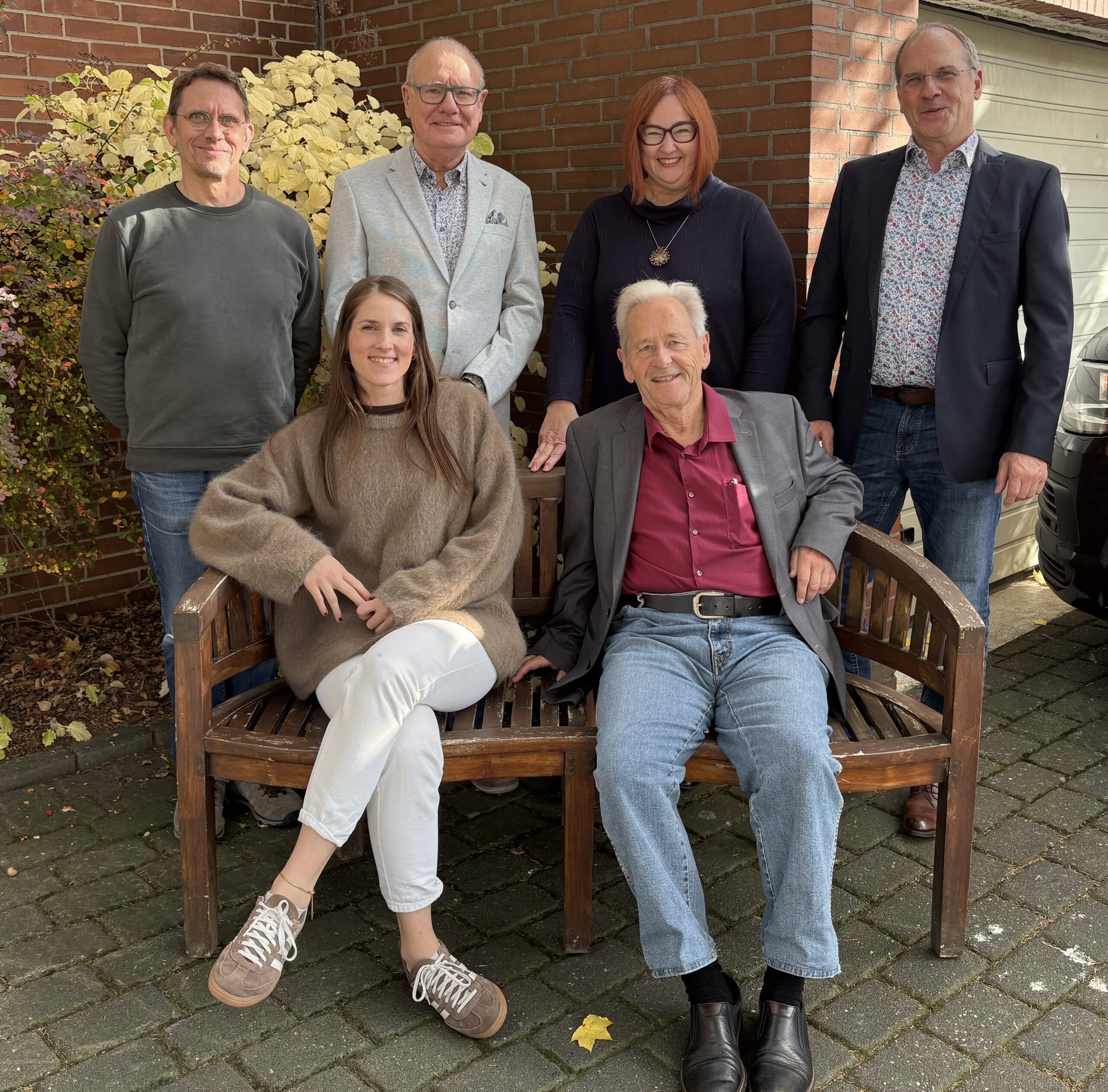 Vorstand Altrewa Bürgerstiftung. Stehend von links: Dr. Olaf März (Kuratorium), Ulrich Bischoping (Kuratorium), Dr. Tanja Soroka (Vorstand), Matthias Kostrzewa (Geschäftsführer) Sitzend: Lisa Marie Kostrzewa (Kuratorium), Willi Ostermann (Vorstandsvorsitzender)